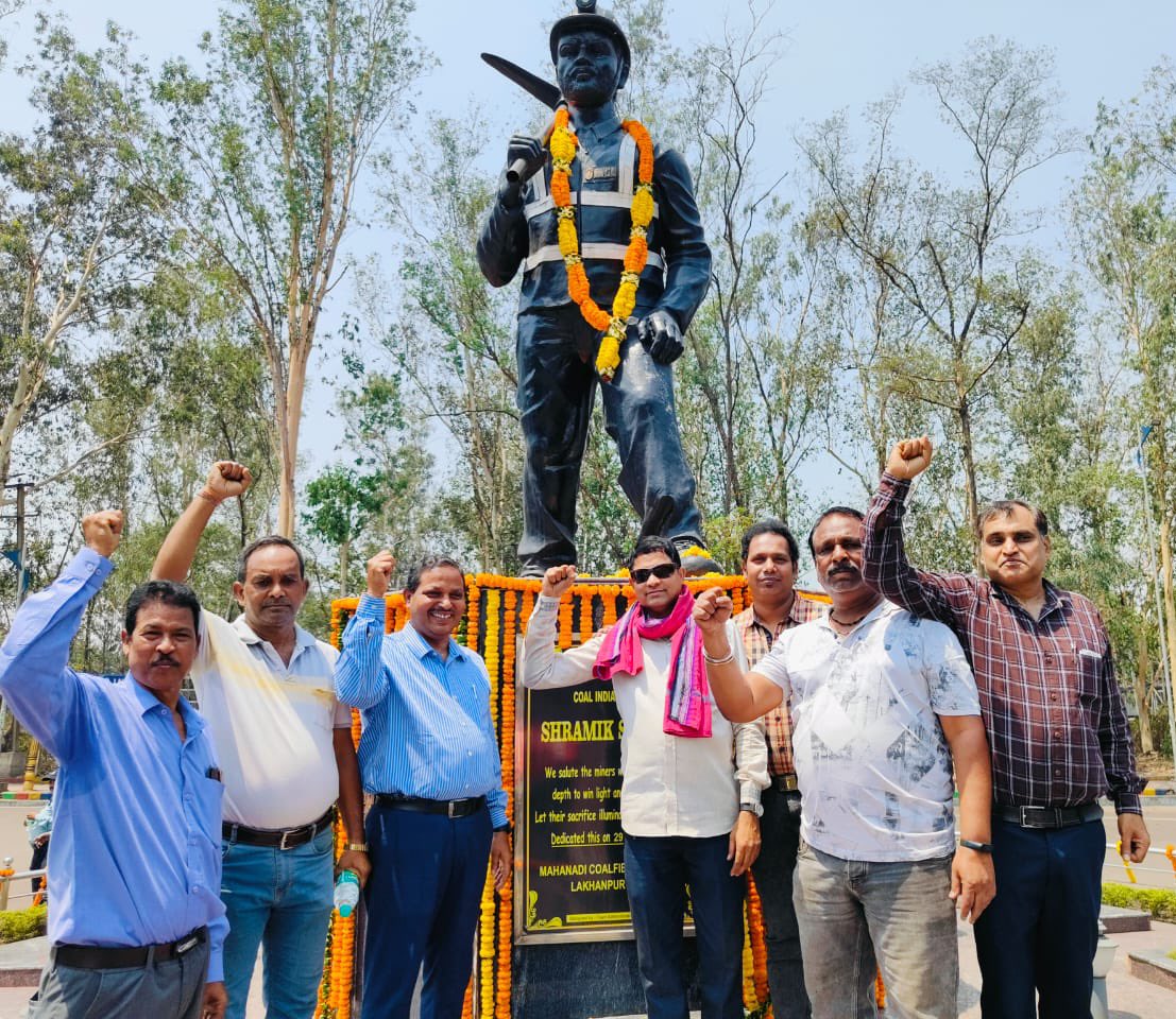 On the occasion of Miner’s day; General Manager,Lakhanpur Area offered flowers near the Miner Statue.All the HoDs,JCC members,representatives of Unions,CMOAI & CISTEA were present there. The resilience and grit showed by our valuable asset i.e. our workforce must be acknowledged.