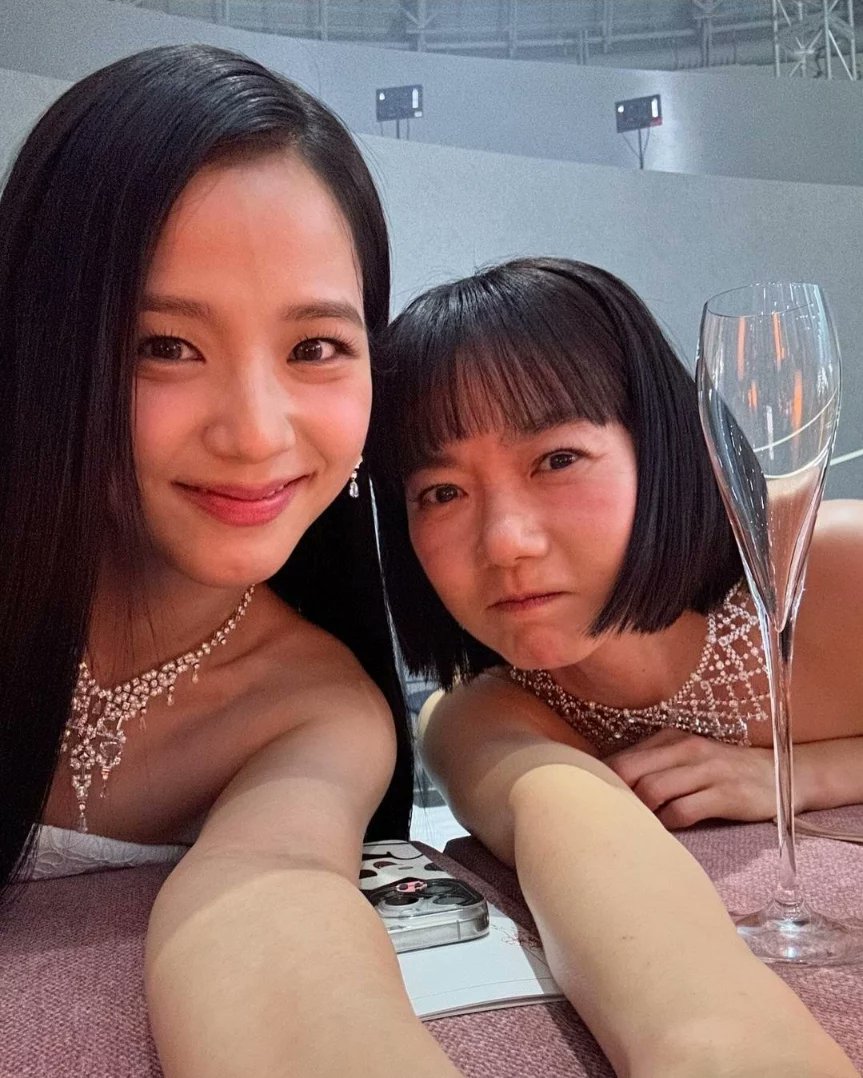 [NAVER] Bae Doo-na and Blackpink Jisoo sister-like visuals “We are fingernail twins”

🔗 naver.me/GRmIbz8f
 🔗 naver.me/FkjFca5t

 #지수 #FLOWER #AllEyesOnMe @officialBLISSOO