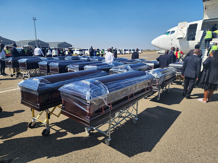 Botswana repatriates remains of 45 South Africa bus crash victims ▪️All pilgrimage except 8-year-old miracle survivor perished in the Easter disaster zimlive.com/article/botswa…