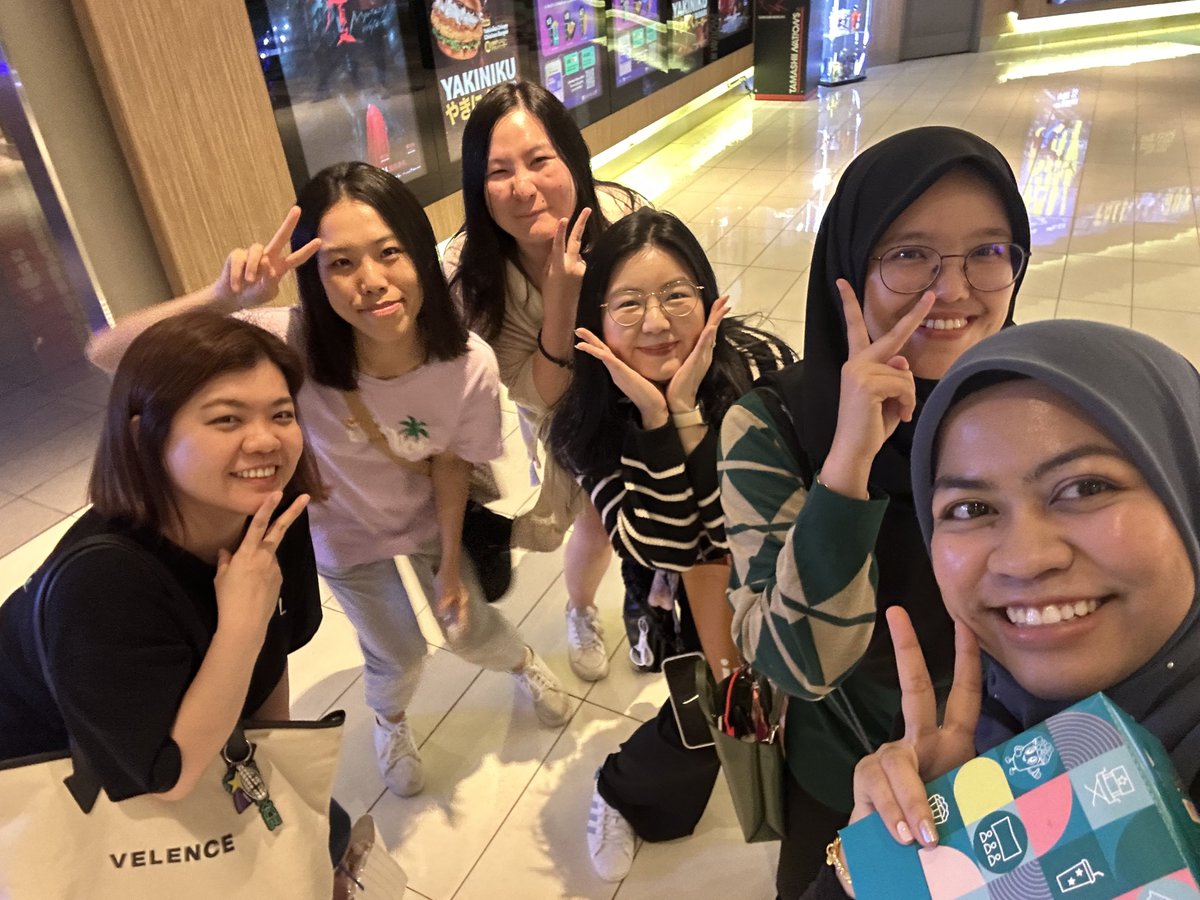 Was fun meeting you guys in Singapore 💚💚💚 Under Parallel Skies is a must watch movie! Will rewatch if available in Malaysia in the future (manifesting🤲🏻). #WinMetawin #UnderParallelSkies #UnderParallelSkiesInSingapore @winmetawin @richardjuan @28squaredstudio