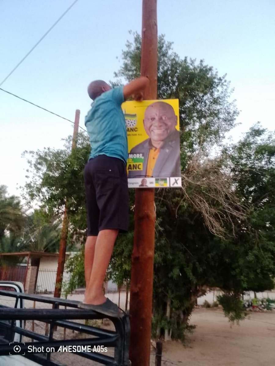 AncNamakwa49438's tweet photo. DOOR-TO-DOOR-WARD 4 &amp; 3 KHAI MA LET

ANC Volunteers embarked on a massive contact session in Aggeneys with Ward Councillor.

#VoteANC🗳️
#FirstBallot🖤💚💛
#SecondBallot🖤💚💛
#ThirdBallot🖤💚💛
#ANCAtWork
#LetsDoMoreTogether https://t.co/fm7HE0hupw