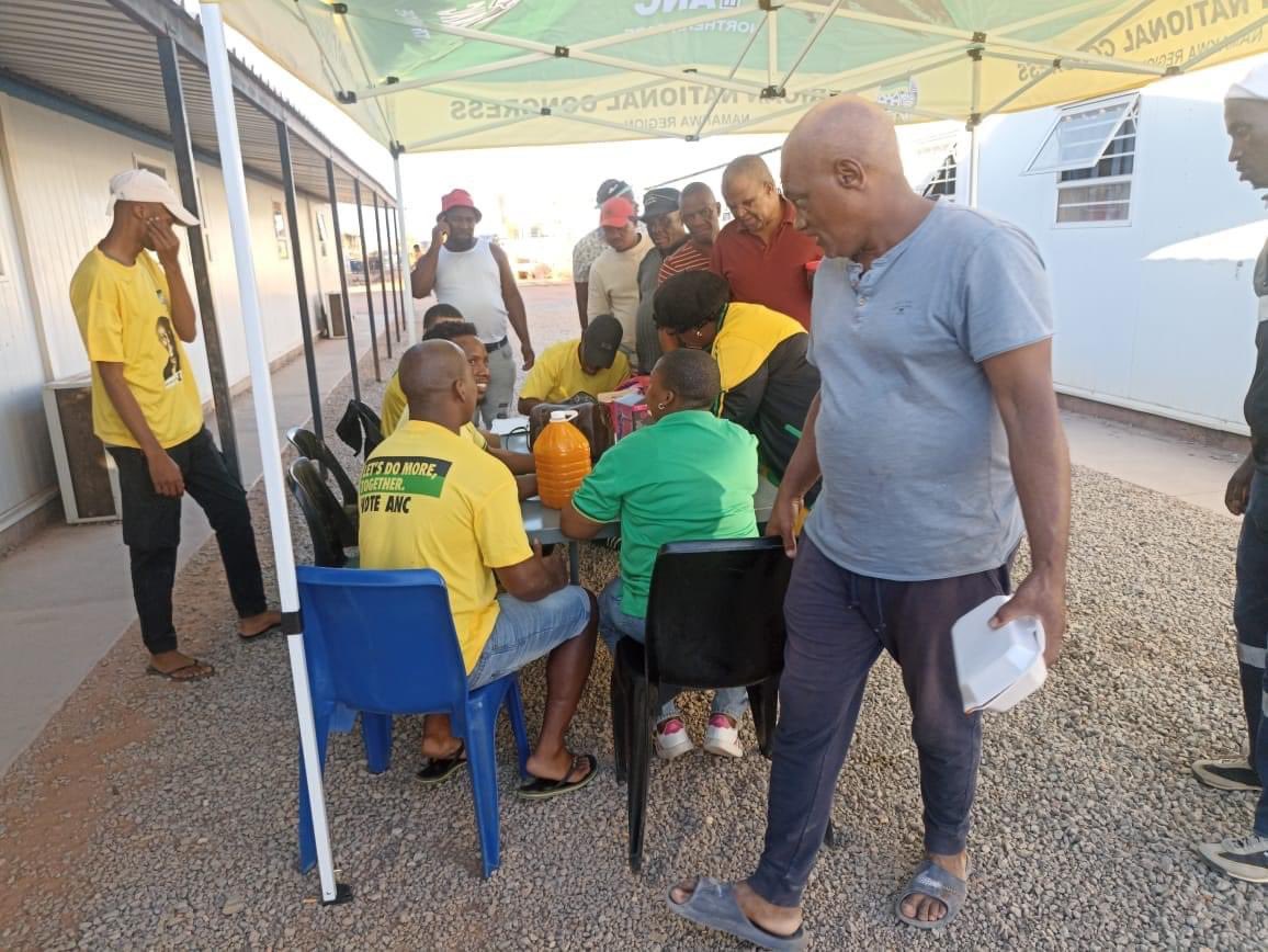 AncNamakwa49438's tweet photo. DOOR-TO-DOOR-WARD 4 &amp; 3 KHAI MA LET

ANC Volunteers embarked on a massive contact session in Aggeneys with Ward Councillor.

#VoteANC🗳️
#FirstBallot🖤💚💛
#SecondBallot🖤💚💛
#ThirdBallot🖤💚💛
#ANCAtWork
#LetsDoMoreTogether https://t.co/fm7HE0hupw