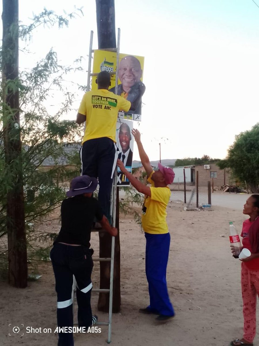 AncNamakwa49438's tweet photo. DOOR-TO-DOOR-WARD 4 &amp; 3 KHAI MA LET

ANC Volunteers embarked on a massive contact session in Aggeneys with Ward Councillor.

#VoteANC🗳️
#FirstBallot🖤💚💛
#SecondBallot🖤💚💛
#ThirdBallot🖤💚💛
#ANCAtWork
#LetsDoMoreTogether https://t.co/fm7HE0hupw