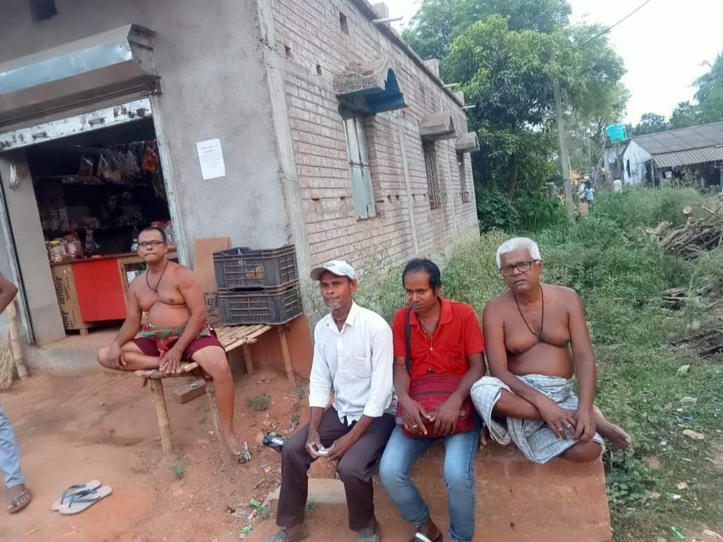 #WestBengal Degradation of the Hindu Samaj! The school teacher father, Nirmal Mondal married off his daughter with a Muslim youth. He arranged his daughter's wedding as per the Hindu rituals just to make a fool of his relatives and neighbours. Incident from Amkopa village