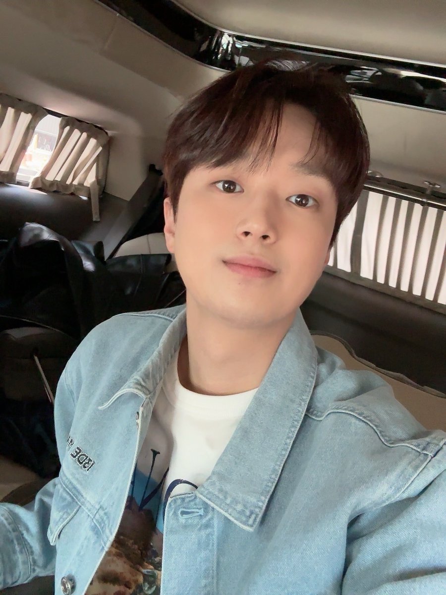 📸 찬또그래퍼 📸

오늘은 <정오의 희망곡>으로
찬스 분들을 만난 찬원🥰

찬원의 유쾌한 입담
모두 잘 들으셨나요?😆

오늘 라디오는 유튜브에서
다시 보실 수 있다고 하니 많은 관심 부탁드리며

오늘의 찬원 착장과
셀카 남기고 갑니다🫶🏻

#이찬원 #LeeChanWon 
#정오의희망곡 
#티엔엔터테인먼트