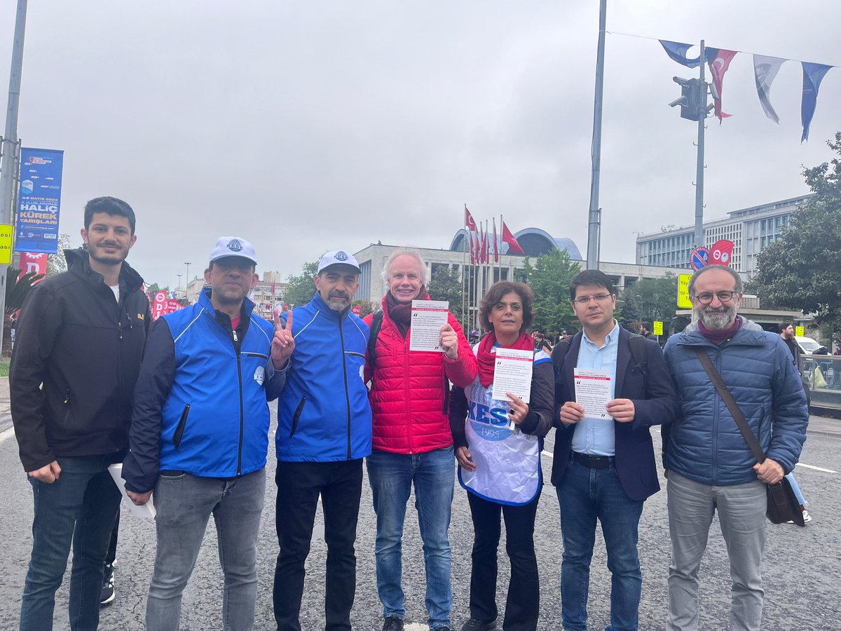 📣Eş Genel Başkanımız M. Sıddık Akın ve MYK üyemiz Deniz Topkan’ın da aralarında bulunduğu SES ve KESK heyeti, üyesi olduğumuz Avrupa Kamu Hizmetleri Federasyonu (EPSU) Genel Sekreteri Jan Willem Goudriaan ile İstanbul’da 1 Mayıs alanında. Yaşasın 1 Mayıs! Bijî Yek Gulanê!…