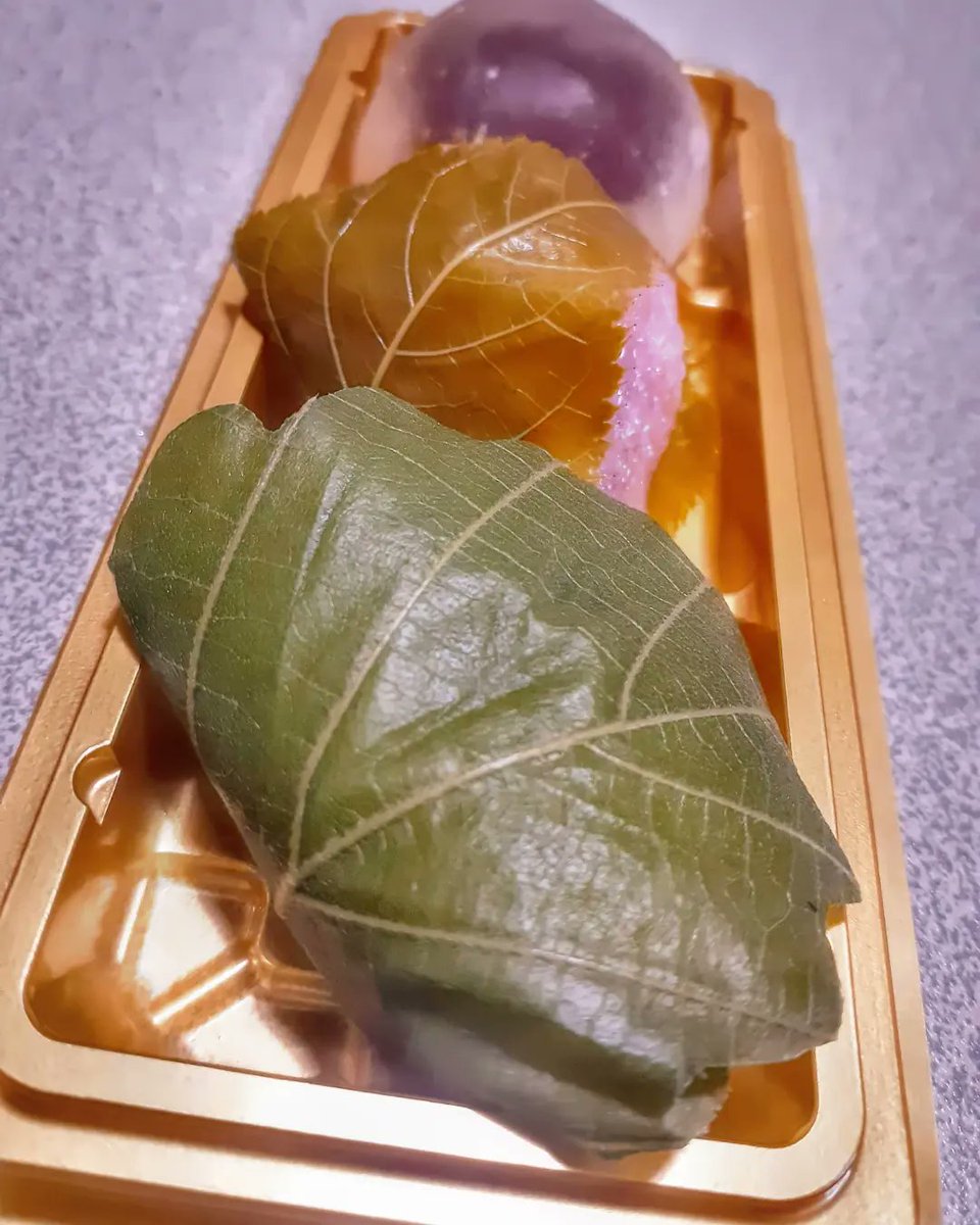 お疲れ様です*´ㅅ`)'
柏餅の葉は剥がして食べますが！道明寺の桜の葉はそのまま食べます？なんで(@_@。ﾅﾝﾃﾞ#柏餅 #道明寺 #水大福 #セブンイレブン和菓子 #smartphonephotography