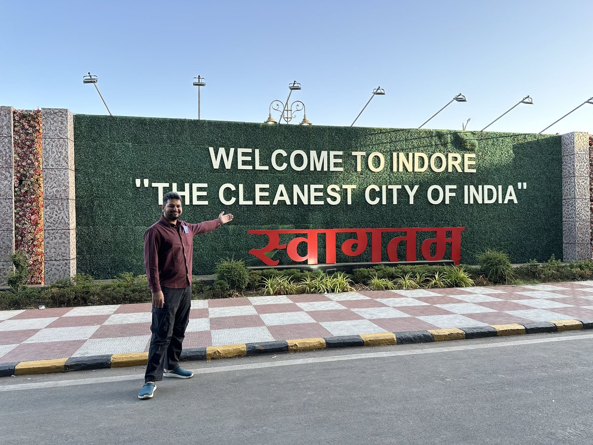 Today morning. Arrived in Indore for a friend’s wedding. Definitely upto its name, streets were super clean 👍😄

Next up after attending Function, Mahakal calling 🧘🔥