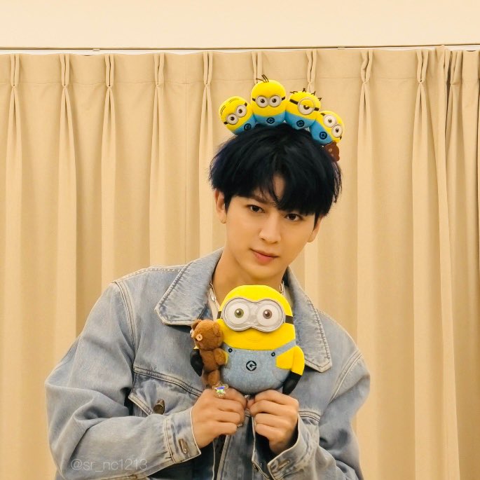 sr_nc1213's tweet photo. 240430  헬로라이브 대면

持ち方かわいい😂🤍

#iKON #아이콘 #yunhyeong #윤형 #ユニョン@SONG_LOVE_JP @sssong6823 https://t.co/GDfiAJ5b2Y