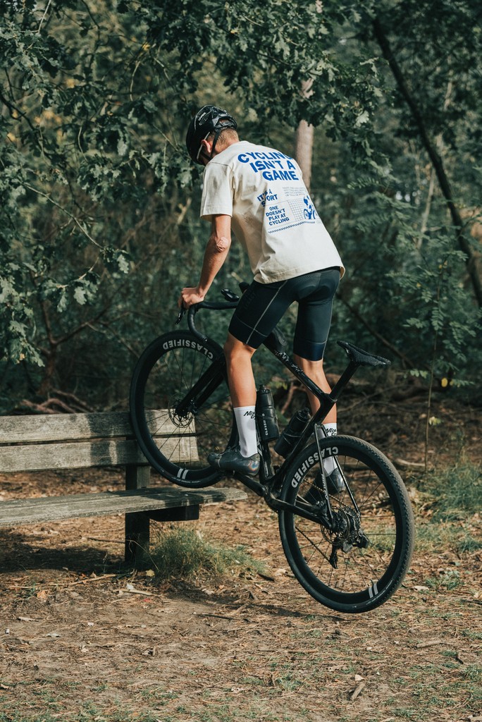 Cargo bibshorts and casual T-shirt

Are you a fan of the @daan_grosemans style?

#gravel 
#fromwhereiride #roadbike #cyclinglife #instacycling #cyclingphotos #cyclingshots #outsideisfree #cyclingapparel #gravelbike #gravelroad #gravelgrinder #instabike