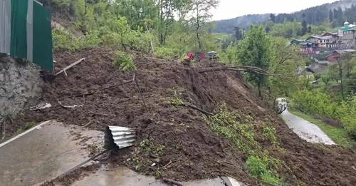 local_kashmir's tweet photo. A man received injuries as #landslide blocked Baba #Reshi-#Gulmarg road in North Kashmir #Baramulla district on Monday.
#JammuAndKashmir #kashmir https://t.co/vxIp5XIGmU