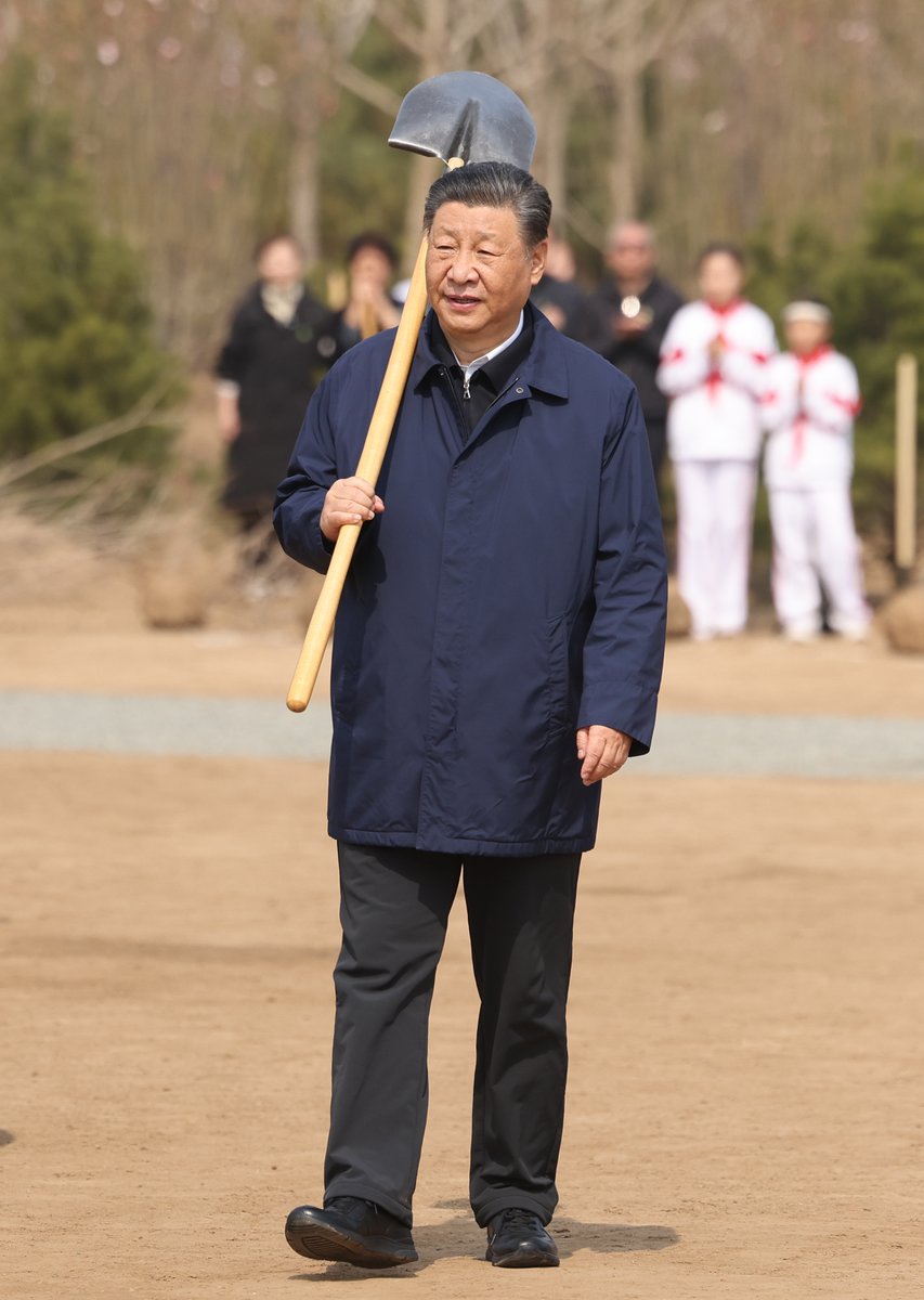 The two photos, spanning 40 years, highlights President Xi Jinping's deep respect for manual labor and his close bond with workers. More in this #Xistory: xhtxs.cn/S8u #InternationalWorkersDay