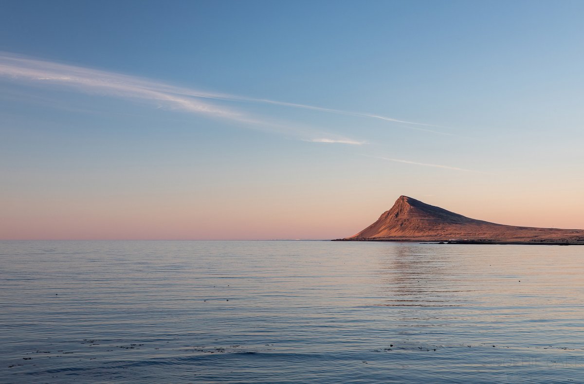 Happy May Day! Here's a moment of calm from a trip to the Westfjords of #Iceland in late May 2022. The little mountain is called Reykjaneshyrna.