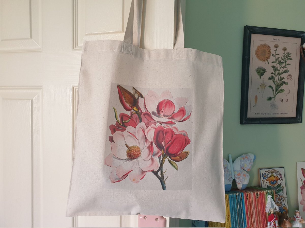 Magnolia season might be over but you can still enjoy Magnolia's all year round with my Magnolia print cotton tote. #earlybiz 🌸🌸 sarahbenning.etsy.com/listing/169834…