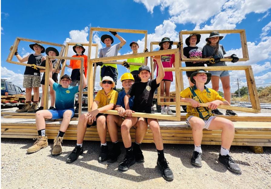 Echuca was one of the many communities across Vic impacted by floods in 2022. Emergency Recovery Vic @ERV_news, Echuca, has kindly donated building materials to @handsonlearn, Echuca PS to re-purpose into exciting projects! Thank you for your support😊