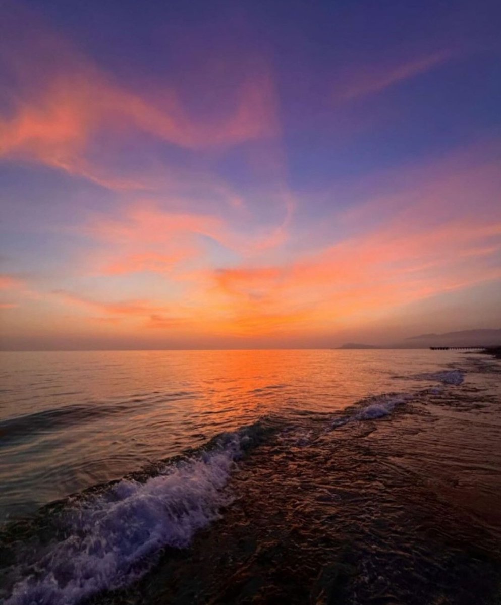 Breathtaking sunsets 🧡🧡 The colors are great too... 💙💜🧡💛