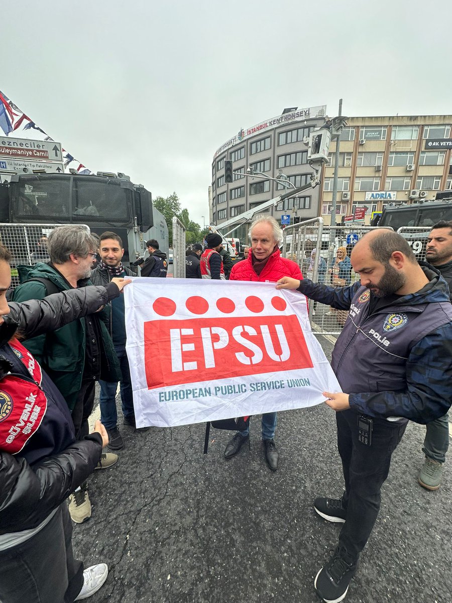 ✊🏾 Today is International #LabourDay! EPSU wishes a combative 1st May to all workers! 📣 EPSU General Secretary @JW_Goudriaan stands in solidarity on #1Mayıs with our Turkish affiliates in Istanbul. 🔴 Live from Istanbul: Unions gather near Taksim. Soon the march will begin.