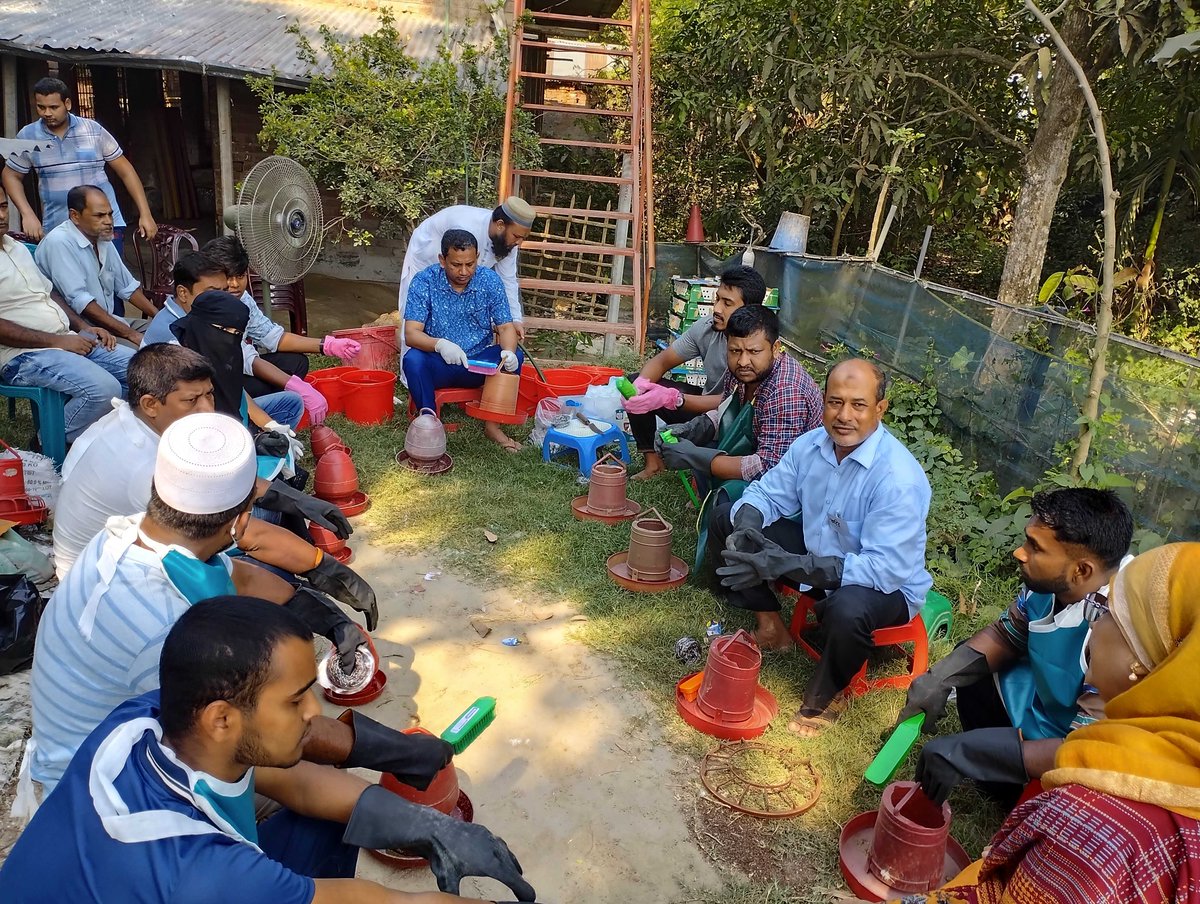 @FAOBangladesh organized a 3-day training for Sylhet, Jessore, and Munshiganj poultry farmers. The training was on 🔹biosecurity 🔹litter 🔹brooding management 🔹antimicrobial resistance to reduce the risk of AMR & safe food production. Thx to @USAID & DLS for support.