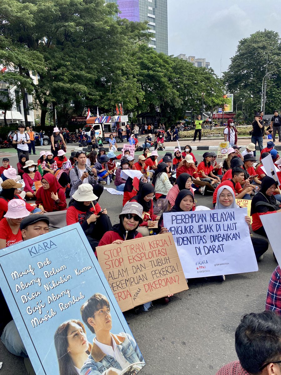 wandaxrxn's tweet photo. Selamat Hari Buruh Sedunia 2024, dari kami, Aliansi Perempuan Indonesia! 🔥✊🏽

Kami datang dari berbagai macam buruh pekerja perempuan, identitas, lembaga, dan latar belakang lainnya. Kami berjuang bersama, berbagi pengalaman tentang tubuh kami yang dieksploitasi, kekerasan, diskriminasi, pemiskinan dan tidak dipenuhinya hak-hak kami sebagai pekerja perempuan.