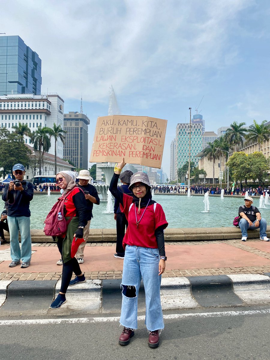wandaxrxn's tweet photo. Selamat Hari Buruh Sedunia 2024, dari kami, Aliansi Perempuan Indonesia! 🔥✊🏽

Kami datang dari berbagai macam buruh pekerja perempuan, identitas, lembaga, dan latar belakang lainnya. Kami berjuang bersama, berbagi pengalaman tentang tubuh kami yang dieksploitasi, kekerasan, diskriminasi, pemiskinan dan tidak dipenuhinya hak-hak kami sebagai pekerja perempuan.