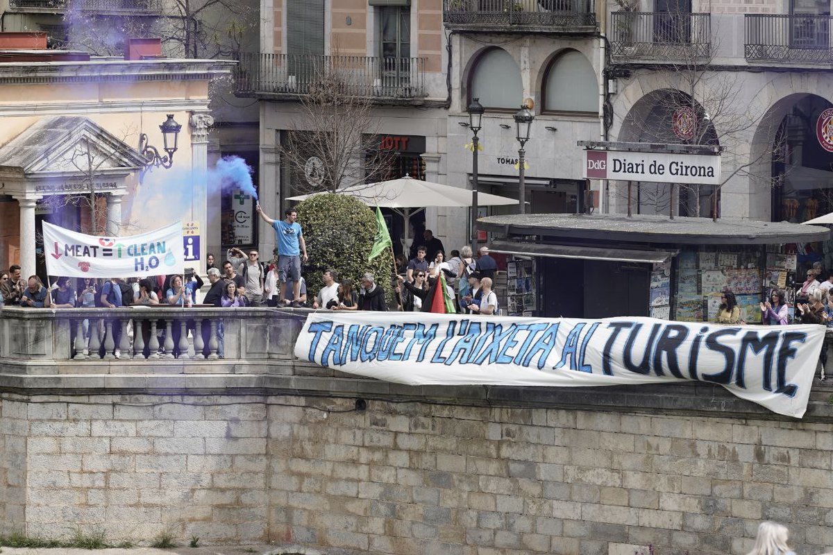 Per un #1Maig combatiu, feminista, ecologista i anticapitalista✊

A #Girona apuntem al model de ciutat-aparador i monocultiu turístic: gentrifica, precaritza vides, trinxa territori, esgota recursos i agreuja #EmergènciaClimàtica.

#GironaTéUnLímit
#TanquemLAixetaAlTurisme