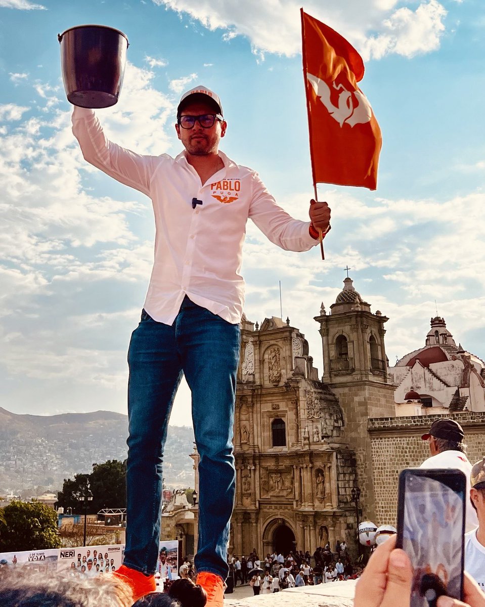 PabloPugaOax's tweet photo. Queremos agua! 💧

Hoy el pueblo de Oaxaca dijo basta. 

Gracias a las miles de personas que me acompañaron en este grito del pueblo que marca el inicio de nuestra campaña. 

Es momento de cambiar. 
Es momento de nuevas soluciones a nuestros viejos problemas.

#OaxacaNaranja https://t.co/GxMeERP1DJ