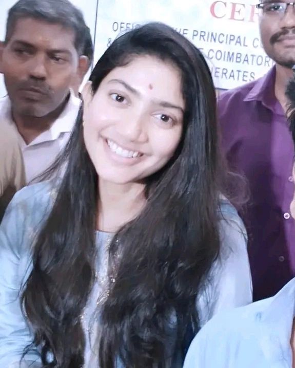 Yesterday, Our @Sai_Pallavi92 attended her father Senthamarai kannan Sir's (Assistant Commissioner of Gst & Central Excise) Retirement Ceremony at Coimbatore along with Radhamma✨♥️ Happy Retirement Kannan sir! ✨ #SaiPallavi #SenthamaraiKannan #Radhakannan