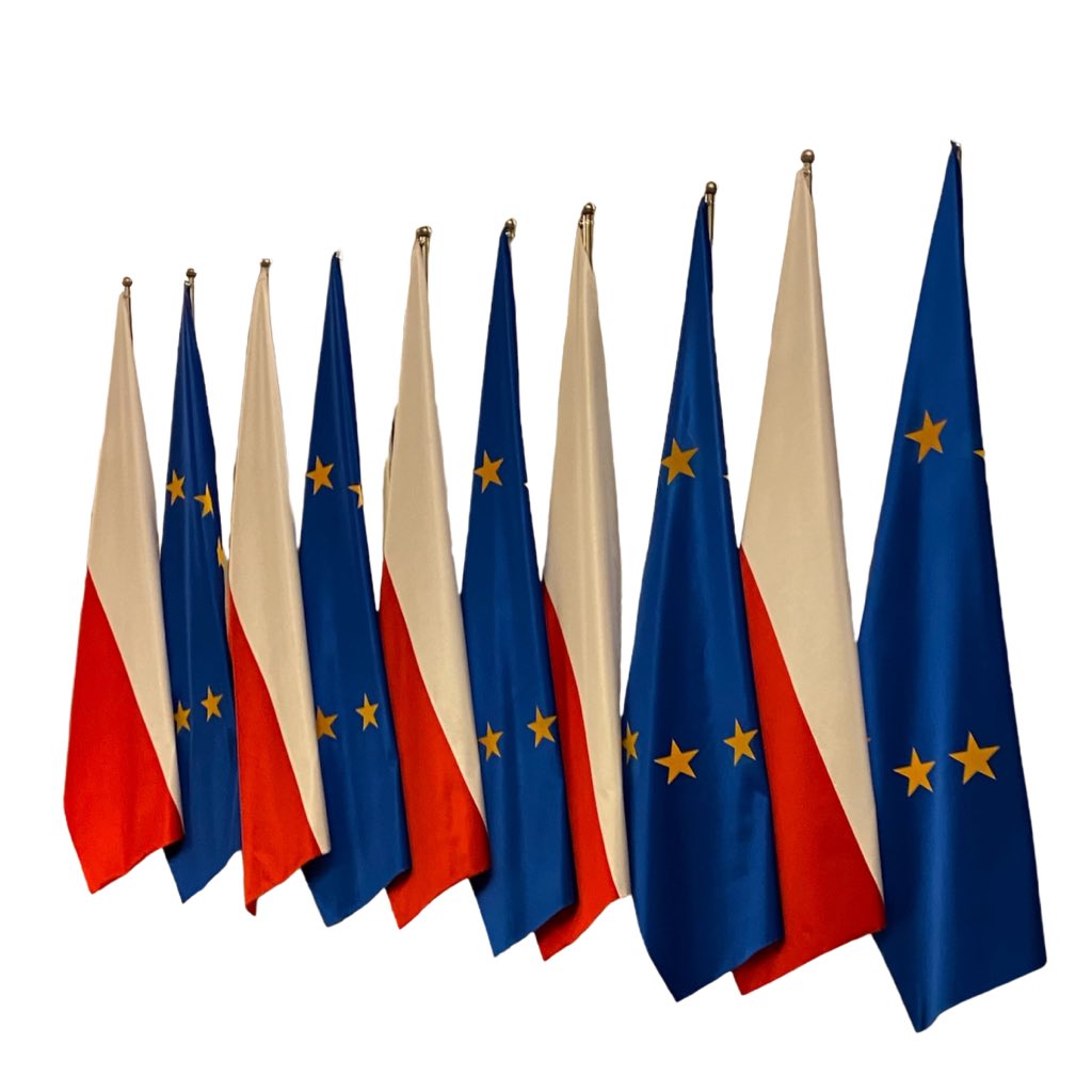 michalski_artur's tweet photo. Польшча ў Еўропе, у сябе дома, у сваім натуральным асяроддзі, у адпаведнасці са сваімі каранямі і сваім прызначэннем – краіна адзначае 20-ю гадавіну ўступлення  ў Еўрапейскі саюз, далучэння да сям’і свабодных народаў і дэмакратычных дзяржаў, супольнасці развіцця. https://t.co/DhJo335eTw