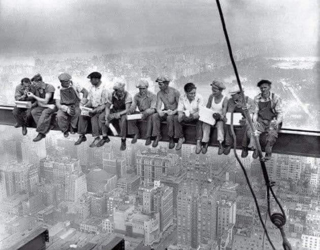 In occasione del #PrimoMaggio, propongo una fotografia famosa: 'Lunch atop a skyscraper', scattata nel 1932 a New York. Ritrae 11 operai durante la pausa pranzo, seduti su una trave a 256 m di altezza. Dopo ben 74 anni, C.C. Ebbets venne riconosciuto come l’autore dello scatto.