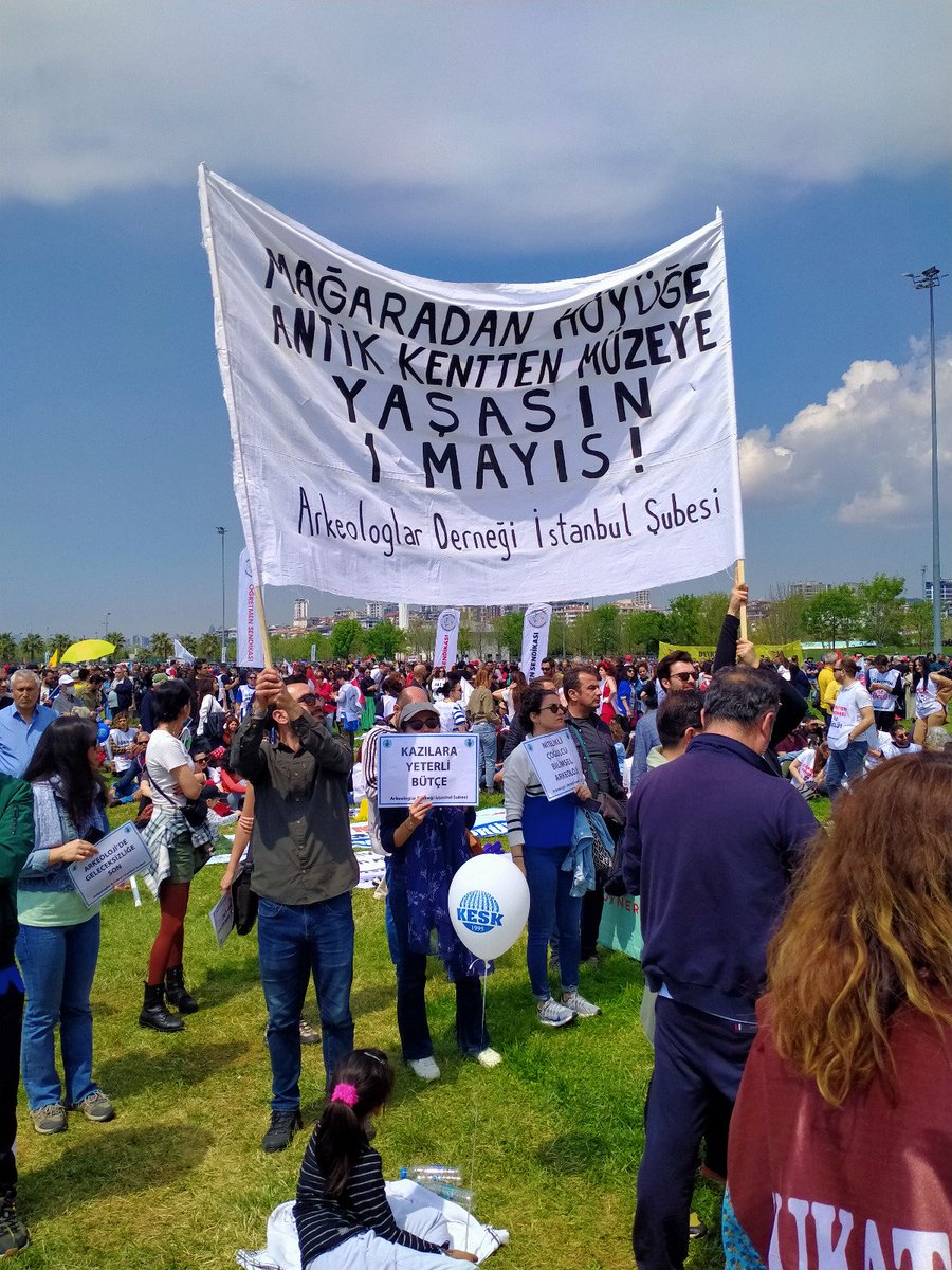 *Yaşasın 1 Mayıs!* 
Bizler arkeologlarız. Geçmişi daha iyi anlamak, kültürel mirası korumak ve gelecek nesillere aktarmak için, yaz kış demeden geçmişin izini takip edebildiğimiz her yerde çalışan bilim emekçileriyiz.
SINIFSIZ SINIRSIZ BİR DÜNYA İÇİN, YAŞASIN 1 MAYIS