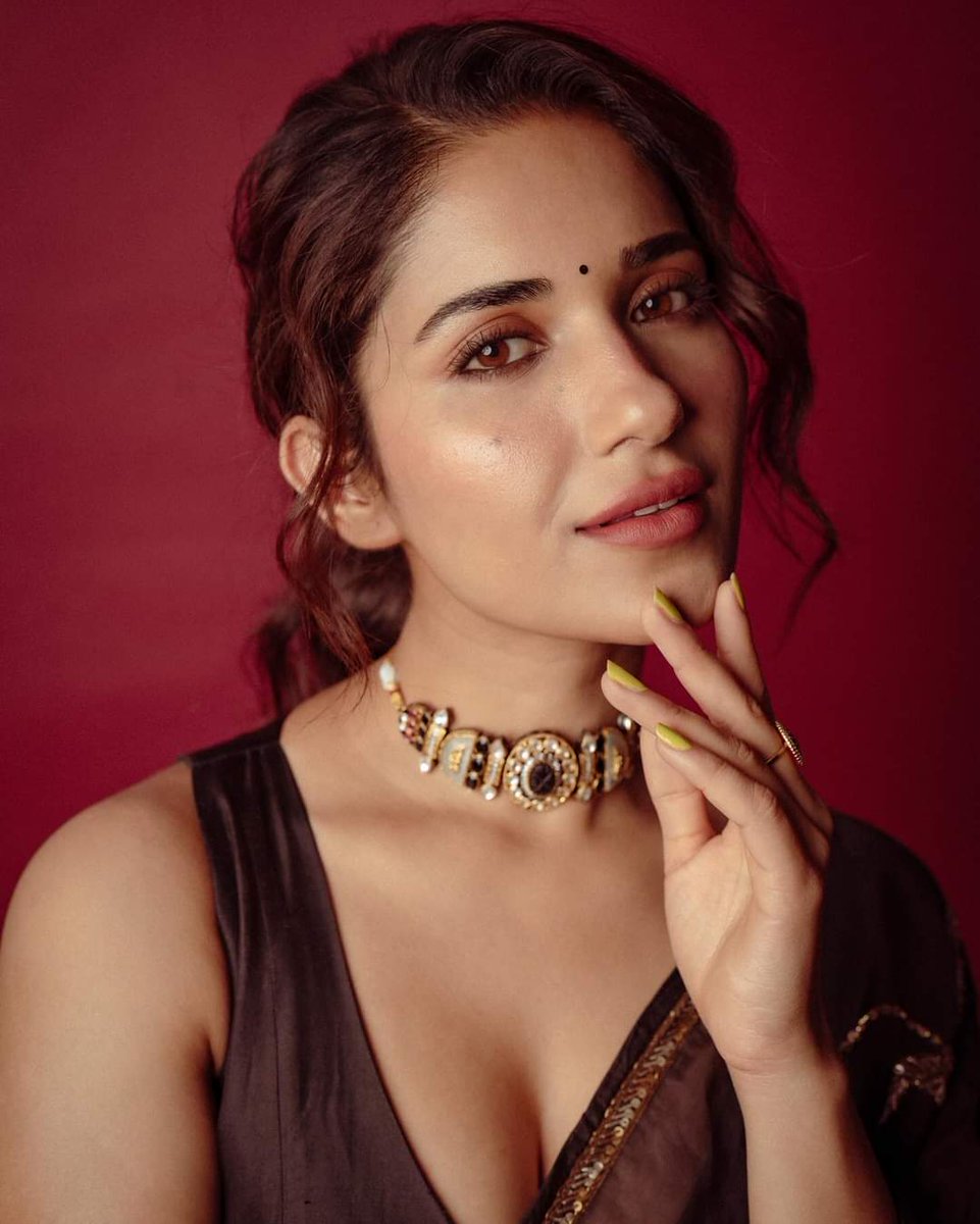 Stunning #RuhaniSharma ♥️

#EntertainmentWorld #dishapatani #deepikapadukone #raashikhanna #kareenakapoor #aliabhat #katrinakaif #shraddhakapoor #sonamkapoor #anushkasharma #kritisanon #jacquelinefernandez #kiaraadvani #janhvikapoor #tamannaah #sunnyleone #samantha #poojahegde