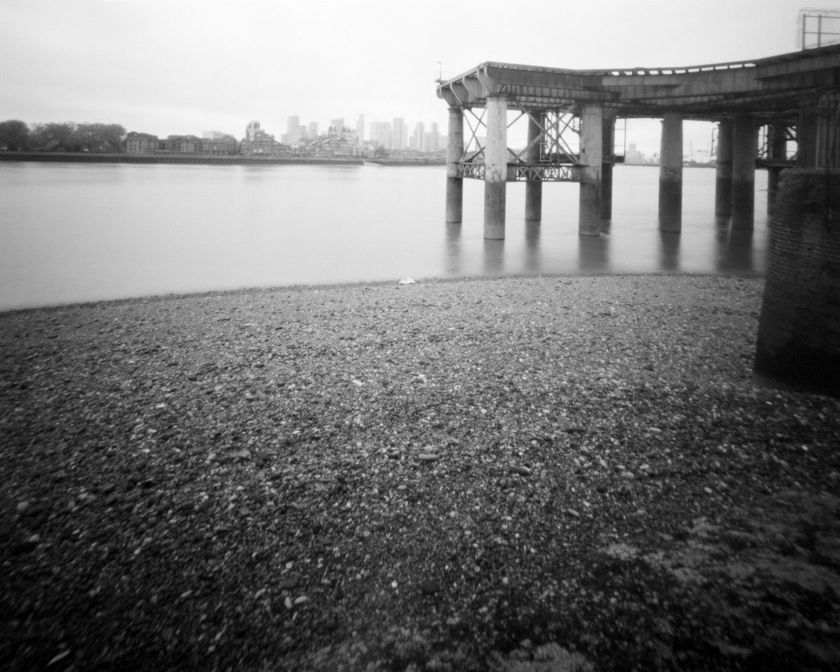 Greenwich - Thames Path. London. From the #Worldpinholeday photowalk.

Taken with an Ondu 4x5 Rise Pinhole camera and Fomapan 200 developed in Bellini HC 1+63.

#pinhole #ondupinhole #believeinfilm #filmphotography #4x5 #largeformat #greenwich #sheheartsfilm #lensless