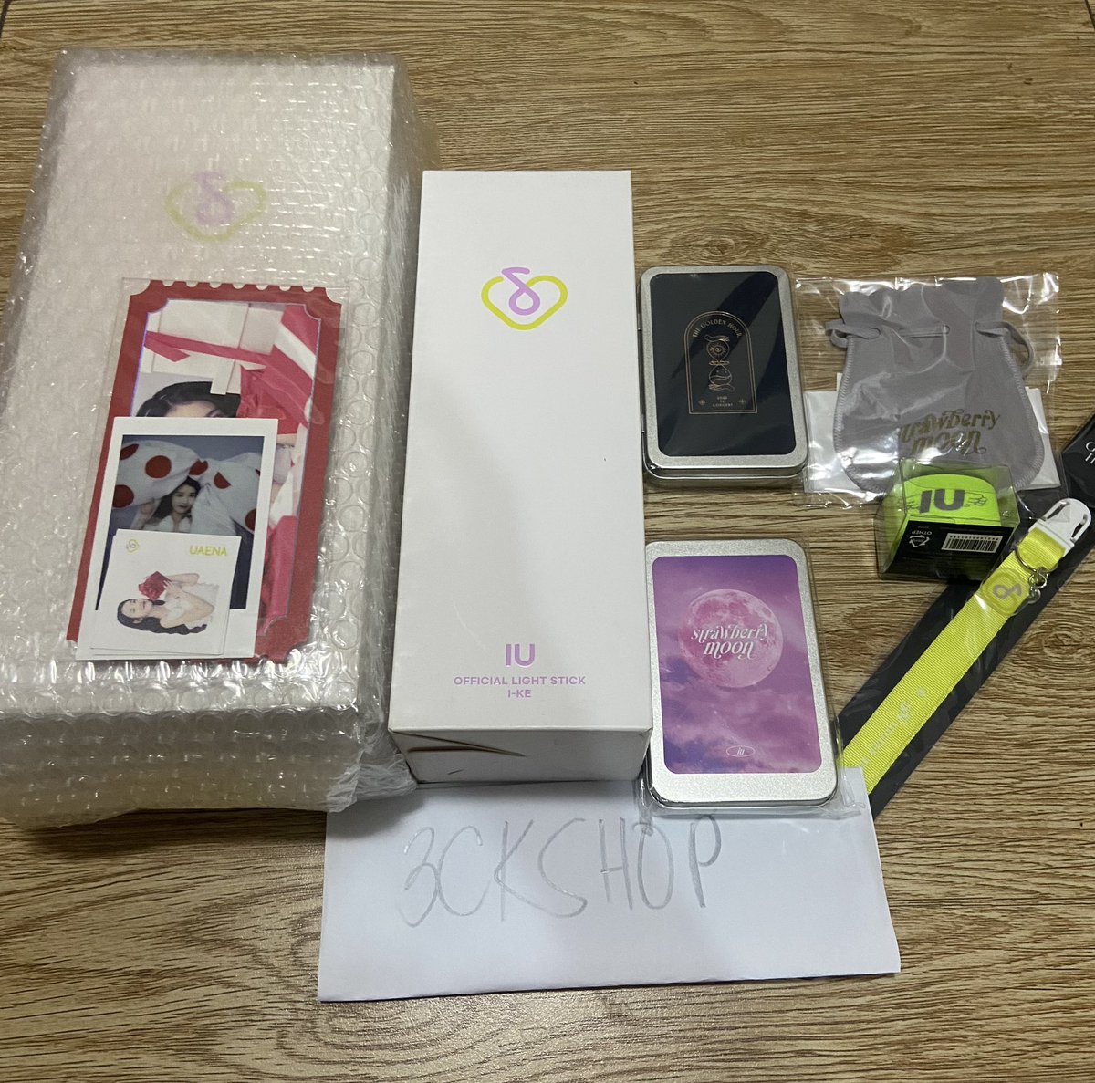 3CKSHOP's tweet photo. WTS IU LIGHTSTICK with official merch - SET. SOLD AS SET po. 

- Nasa picture po price &amp; items. 
- 2 sets avail. 

- baka din po may interested sa other merch, marami pa ako, same price ng nasa picture. Pero 2 nalang LS ko kaya 2 set lang ibebenta ko. Other iu merch-marami pa. https://t.co/m9ZJ7Elzxv