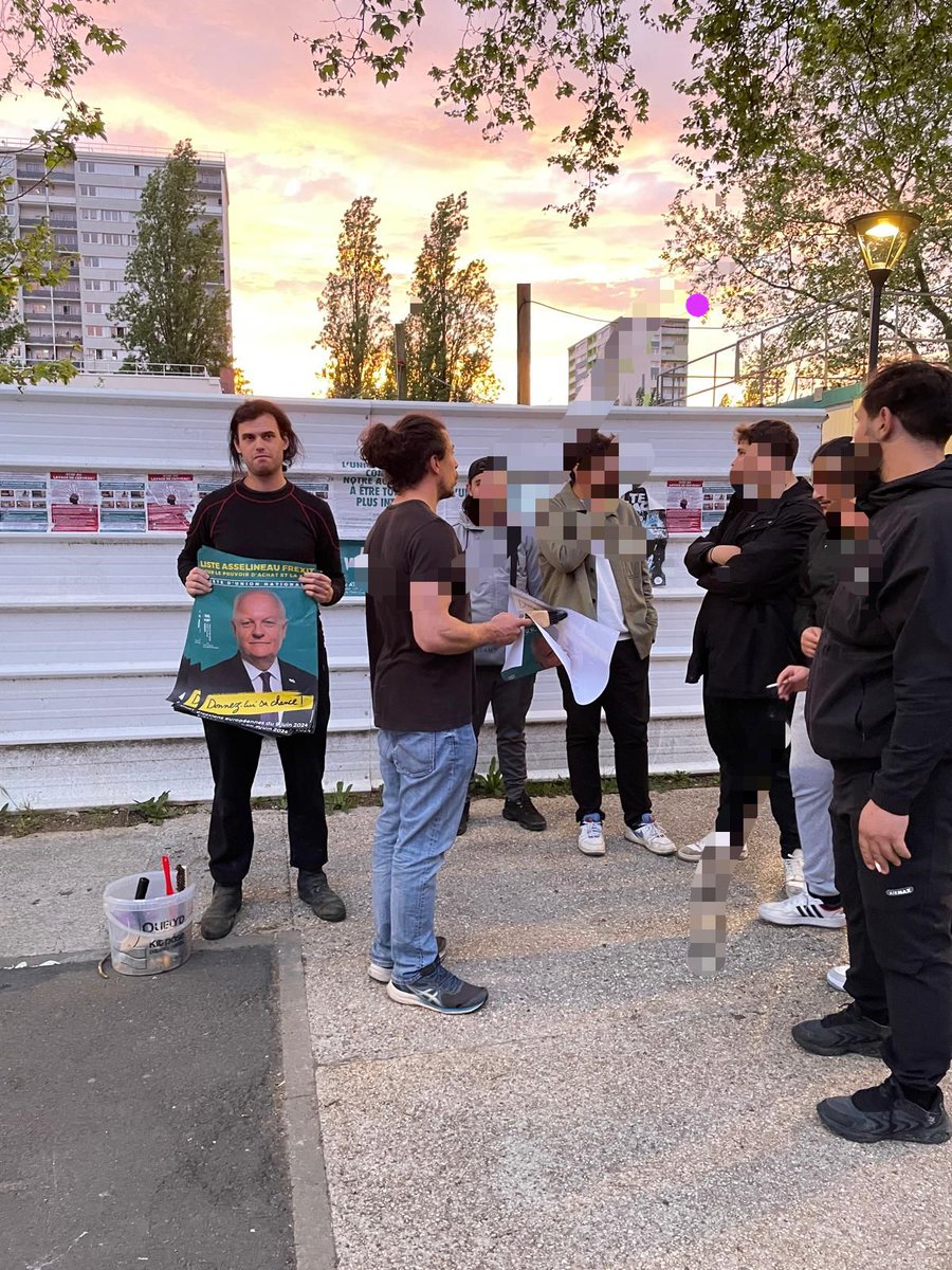 Lundi 29 avril après 10h de travail opération collage d'affiches avec Sylvain et Moi sur Grigny et Ris Orangis. Rien ne nous arrête les militants UPR 91. Échanges sympa avec des jeunes qui s'intéressent beaucoup à la politique.