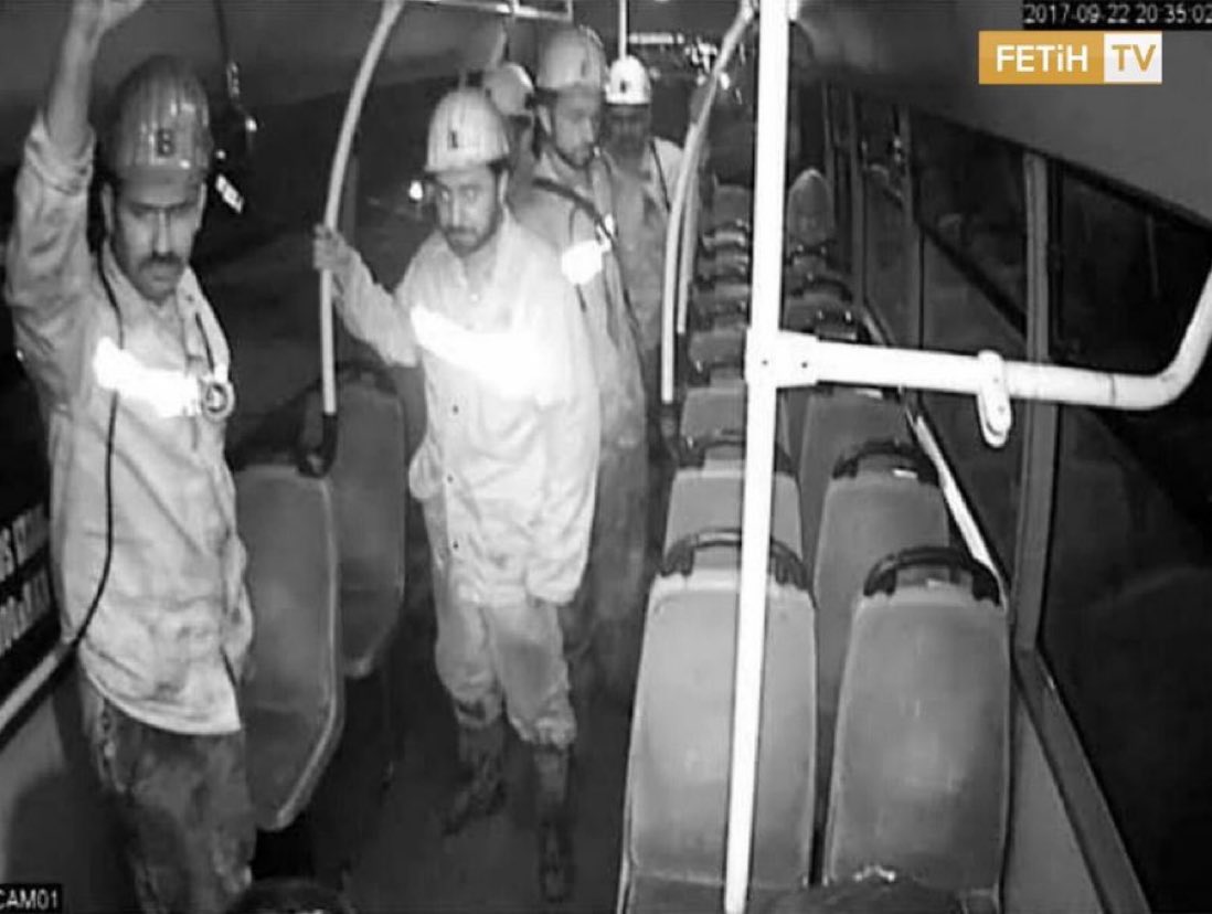 Devletin malı kirlenmesin diye boş otobüste ayakta giden maden işçilerini unutmadık.

 #1Mayıs’ın gerçek sahipleri!