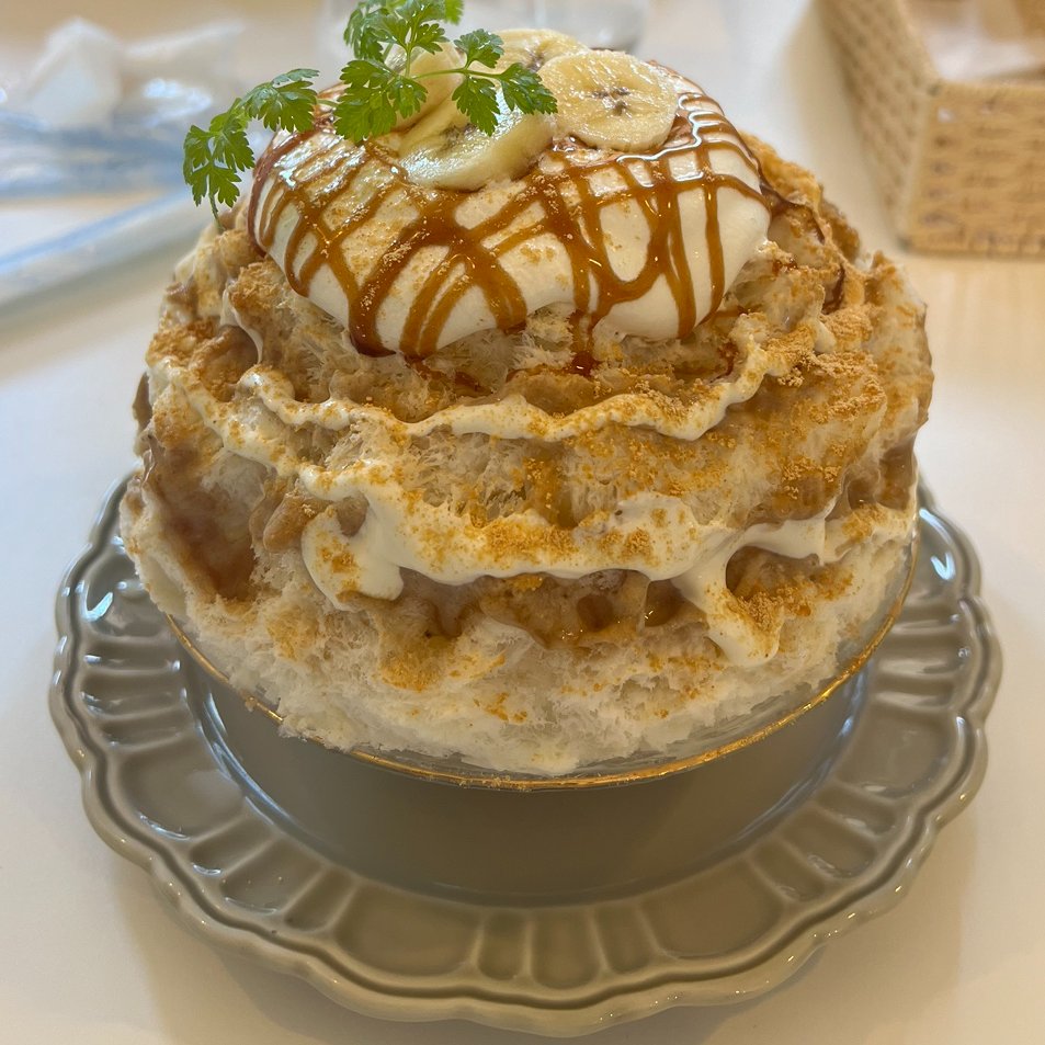 水曜日お疲れ様でした！🐶🍒 先日、暑すぎてかき氷を食べに行きました🍧 真夏のような暑さで耐えきれず・・・笑 普通のかき氷とはちがってかなりお高めですが美味しかったです😊皆さんもぜひ食べてみてください👋 #企業公式がお疲れさまを言い合う ＃かき氷