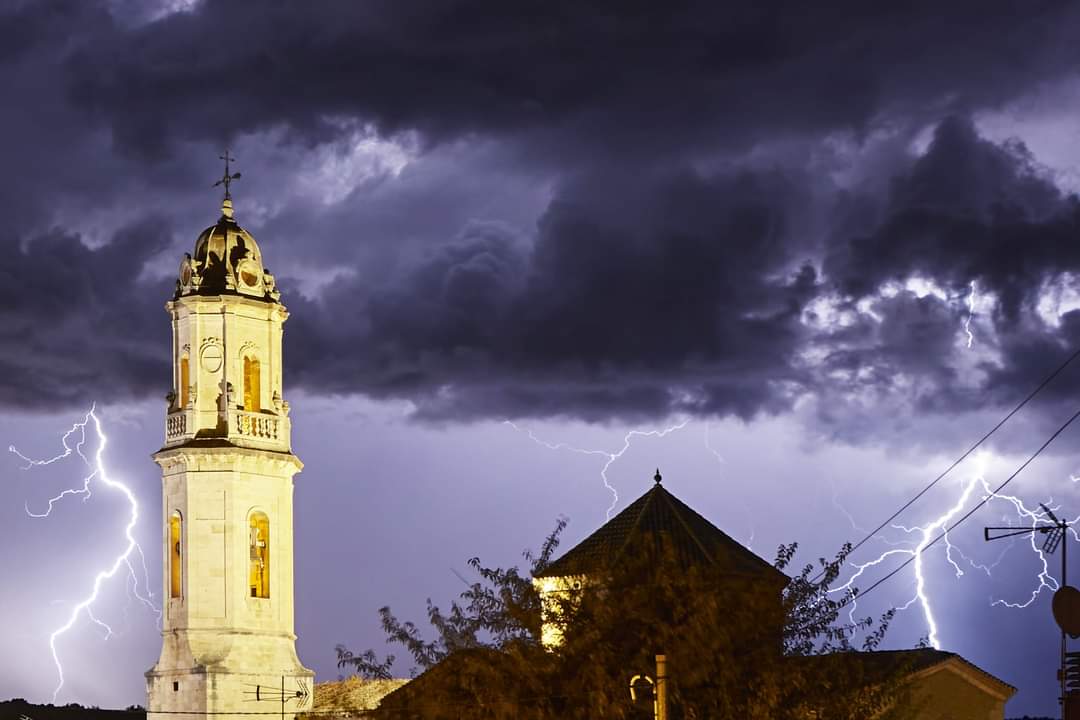 👋 Comencem el mes de maig i ho volem fer amb la fotografia d'aquest mes del Calendari del Catllar del 2024. La fotografia 📸 es diu “La ira del cel' i l’autor ✍🏻 és Joan Bové Porta.