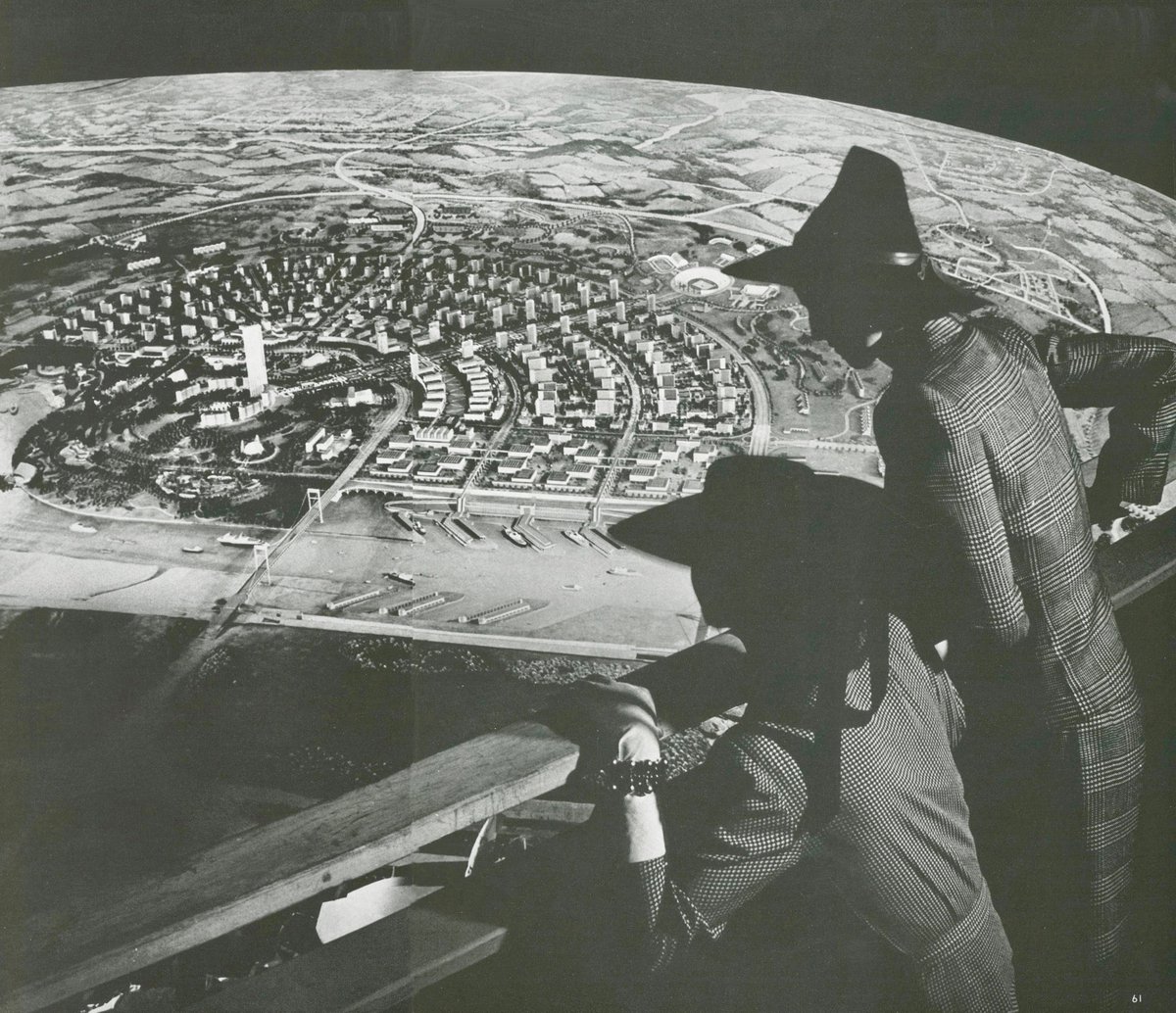 LRonLacy's tweet photo. #OTD in 1939 - at the Fair
‘Two fashion models look down at Democracity from the upper platform. Image from Vogue magazine, May 1, 1939’
🧵👇
#NYWorldsFair1939 #1939NYWorldsFair #Perisphere #Democracity #HenryDreyfuss #womensfashion #Vogue https://t.co/VSVgxAkSad