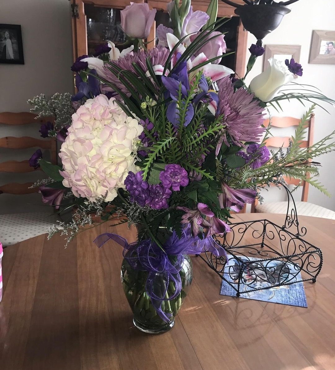 Father who died of #Cancer sends flowers from the grave. Year after year, the deceased man's daughter has received beautiful flowers, which must break her heart each time. The girl was only 16 when he died, but it's clear that this man's love will be with her, always. 🔐