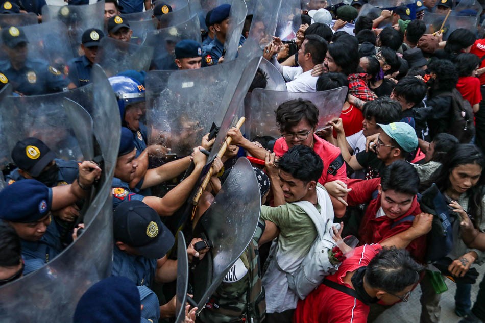 LOOK: Riot Police face off with Labor Day protesters along Roxas Boulevard in Manila on Wednesday, May 1, 2024. | via Jonathan Cellona, ABS-CBN News