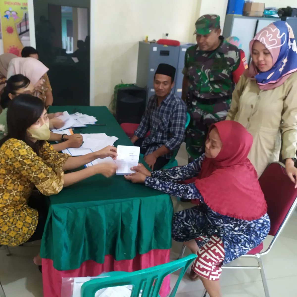 Bertempat di Kantor Balai Desa Patemon Kec. Tengaran, Baninsa Desa Patemon Sertu Surono monitoring dan pendampingan Sosialisasi dan pembukaan Rekening Penerima Bantuan Stimulan Perumahan Swadaya (BSPS). Sejumlah Rp 20. 000.000 Kepada 15 KK.
Rabu(01/05/2024).