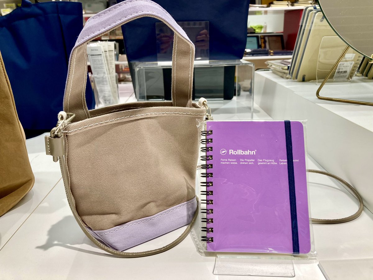 smith_snjk's tweet image. デルフォニックス別注品、TEMBEA LAMY ステーショナリートートセットが登場。ロルバーンメモ Mがぴったり入るサイズのバッグにLAMY サファリのボールペンを組み合わせました。＃ロルバーン　＃LAMY ＃TEMBEA
詳しくはこちら delfonics.com/news/30818.html