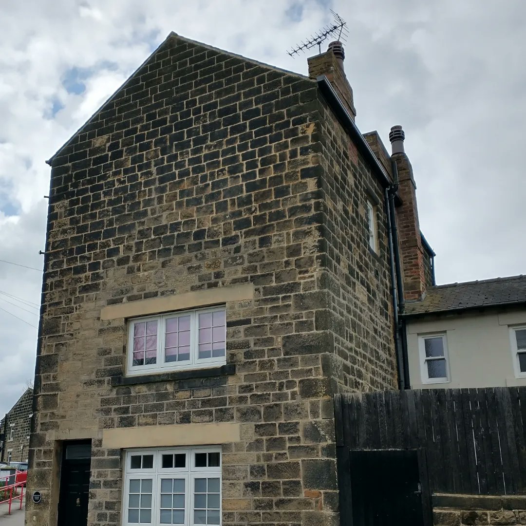 The rather wonderful Grade 2 listed station house at Horsforth, Leeds. A farmhouse with attached barn  was built in the 18th century & enlarged in the 19th century. The line from Leeds to Harrogate opened in 1849. /1
@bordersbeeching