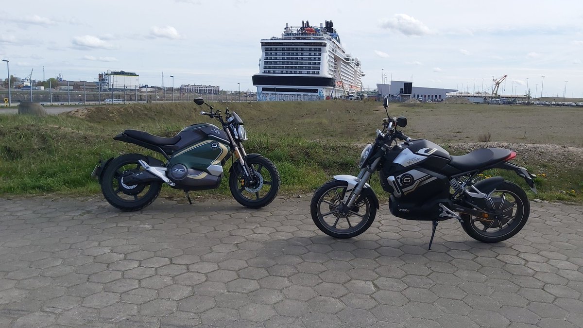 Elektrisch unterwegs mit #SuperSoco.
Links: TC Wanderer / 75 km/h / A1, B196
Rechts: TSx / 45 km/h / AM, B

Man wird so oft angesprochen, wenn man mit einem dieser Mopeds fährt. 🏍😎
#Hamburg #ridesave