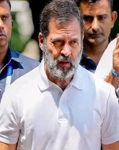RebornManish's tweet photo. गुलाब, ख़्वाब, दवा, ज़हर, जाम !! 
क्या-क्या है.. ?? 

मैं आ गया हूँ, बता.. 
इन्तज़ाम क्या-क्या है ?? 

राहुल- अमेठी से !!

❤️
●●●●●●
जिस दिन राहुल ने कन्याकुमारी से चलना शुरू किया था, कफ़न उसी दिन सर पर बांध लिया था। 

और जब से कफ़न सर पर बांधा, उसकी जिंदगी शुरू हुई है। 

ये असल गांधी की जिंदगी है। 

सड़कें-सँघर्ष, जनता- जेल और चारों दिशाओं से होते हमलों के सामने, खुला सीना अड़ाने का दम। इसकी राह के कांटे, फूल बन जाने मुकद्दर लिखवा कर आते हैं। 

ये नया राहुल है। 
एक निडर गांधी है। 
●●
गाँधीयो के साथ खूबसूरती यह, कि इनपे हमारी ताकत चलती है।

कि हम खुश होते है, तो सर पे चढ़ा लेते है। 

नाराज होते है, तो कान पकड़कर, राजमहल से बेदखल कर देते हैं। कुर्सी से उतार, इन्हें सड़को पर चलवा देते हैं। 

और हर फैसला ये सर झुकाकर स्वीकार कर लेते हैं।
●●
इनसे किसी को डर नही लगता। इनके सामने मीडिया बोलता है, जनता बोलती है। इन्हें विपक्ष घेरता है, ये हंसकर घिर जाते हैं। 

इनके सामने हम बड़े है..

जनता बड़ी है, वोट बड़ा है। गांधी छोटा हो जाने से नही डरते। वो  जानते हैं, कि सत्ता की अथाह ताकत के बावजूद भी झुकना, मिलना, सुनना, मुस्कुराना, मानना- 

यही लोकतन्त्र है। 
●●
देश को यह लोकतन्त्र वापस चाहिए। उसका सिंहद्वार अमेठी को बनना है।

सबक तुमने राहुल को सिखाया था। 
और सबक तुमने भी सीख लिया है। 

वो सबक याद रखो। उसके कदम पड़े बगैर, अमेठी का फूल उसकी झोली में डालो। 

बंदनवार सजाओ, दिए जलाओ।
क्योकि.?  

फक़ीर, शेख, कलन्दर, इमाम.. 
क्या-क्या है
तुझे पता नहीं,
तेरा गुलाम क्या क्या है।

🙏❤️🤩🇭🇺🇭🇺🇭🇺🇭🇺