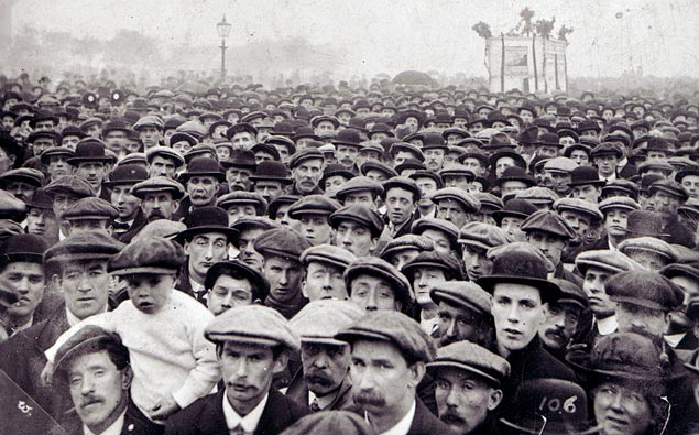 LunaGitana0333's tweet photo. Día del trabajador 1° de Mayo:
Durante el año 1886, huelguistas estadounidenses participaron en la paralización de miles de fábricas. El objetivo era una serie de mejoras en las condiciones laborales y que se estableciera la jornada laboral de 8 horas diarias. Como consecuencia de las manifestaciones, que comenzaron el 1º de mayo de ese año, muchos obreros murieron, primero en el ataque a la Plaza Haymarket, y un año después cuatro dirigentes sindicales fueron condenados a muerte por estos episodios. Por esta razón, el 1º de mayo, se celebra el Día Internacional de los Trabajadores como homenaje a los “Mártires de Chicago”. En este día se hace homenaje a la reivindicación de los derechos laborales.
Felíz día a todos quienes a diario hacen Patria.
