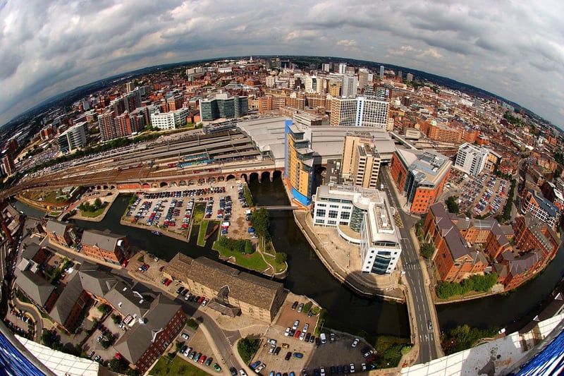 32 photos take you back to Leeds city centre in the mid 2000s tinyurl.com/24dtb3xz #Leeds