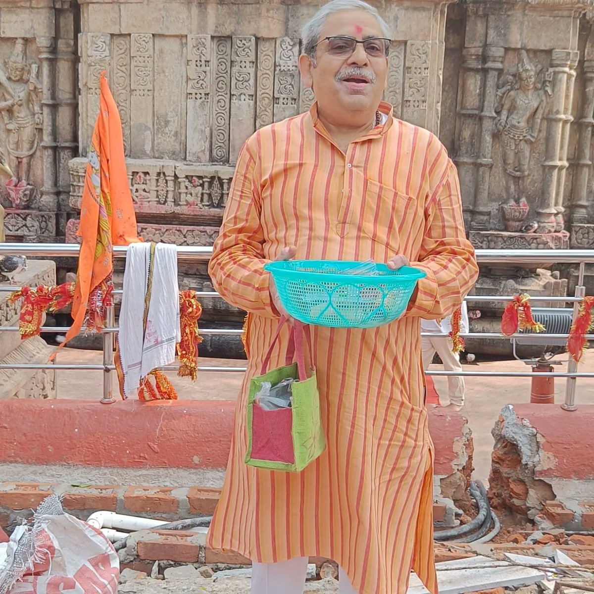 PunitVerma_1's tweet photo. मां कामाख्या देवी, भीमाशंकर,उमानन्द गौहाटी आसाम का सपत्नीक दर्शन पूजन का सौभाग्य प्राप्त हुआ । भगवान भोले नाथ का मंदिर उमानन्द ब्रम्हपुत्र नदी के बीच टापू पर बहुत ही दर्शनीय स्थल पर स्तिथ है।। https://t.co/8N5JBWkJQ3