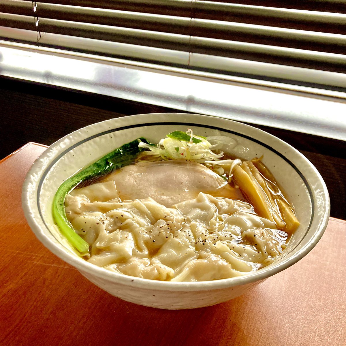 今日のまかない♪🍜
特製！ワンタン麺(醤油)