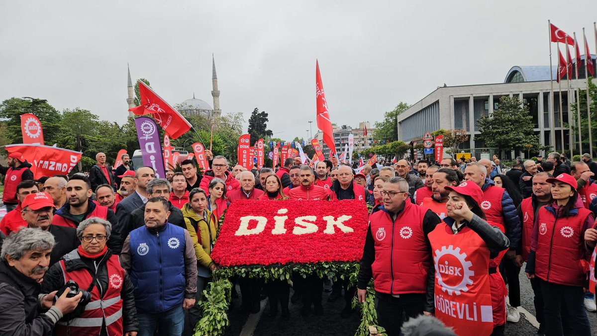 1 Mayıs: DİSK ve sendikalar Saraçhane’de toplanıyor. Taksim’e Dolapdere’den çıkmayan çalışan bazı gruplar ise gözaltına alındı. (Foto:DİSK)